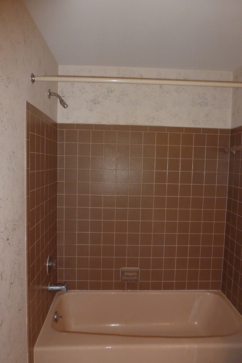 SmallBathbefore 1.jpg